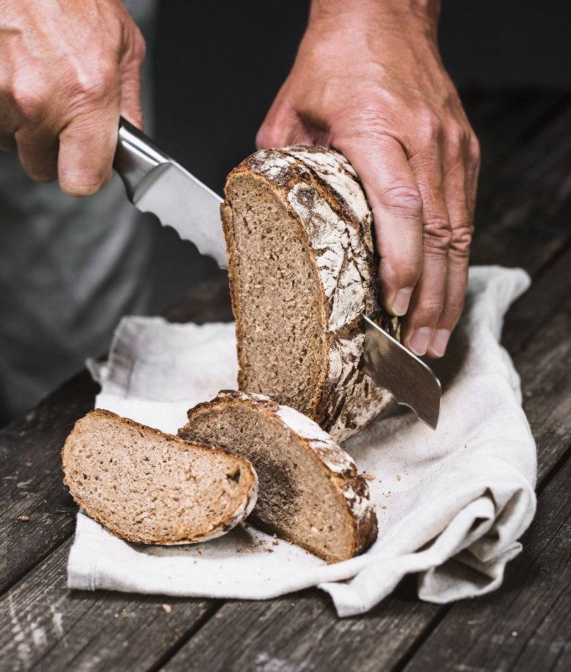 Brot, wird geschnitten