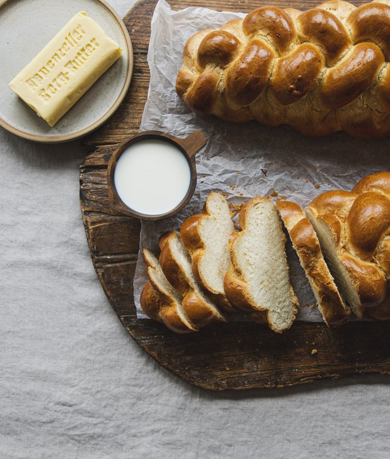 Butterzopf mit Butter