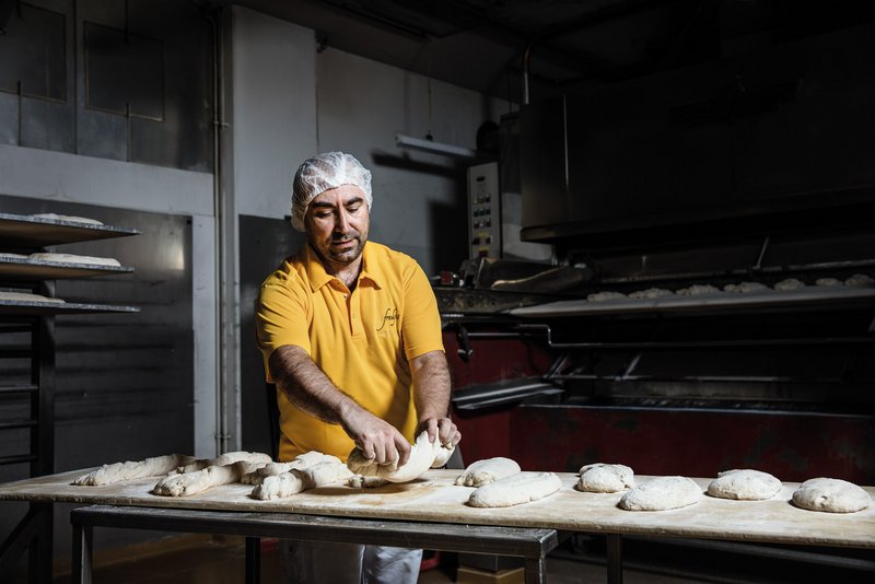 Produktionsmitarbeiter, Brot vorbereiten für Ofen