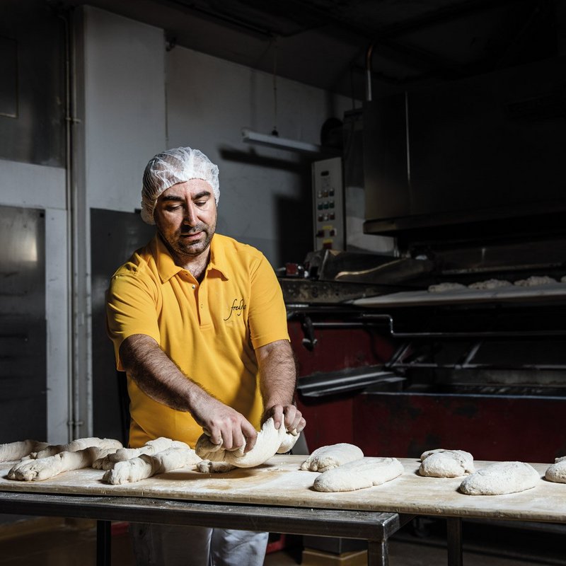 Produktionsmitarbeiter, Brot vorbereiten für Ofen