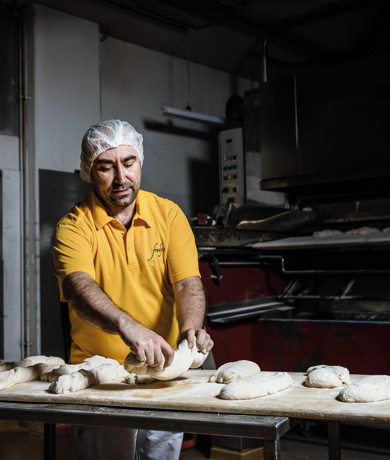 Produktionsmitarbeiter, Brot vorbereiten für Ofen