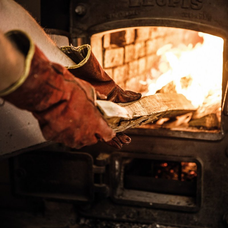 Holzofen, Holz wird reingeschoben