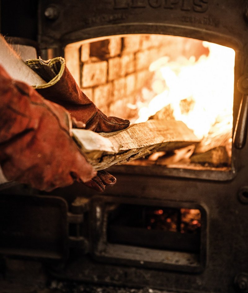 Holzofen, Holz wird reingeschoben